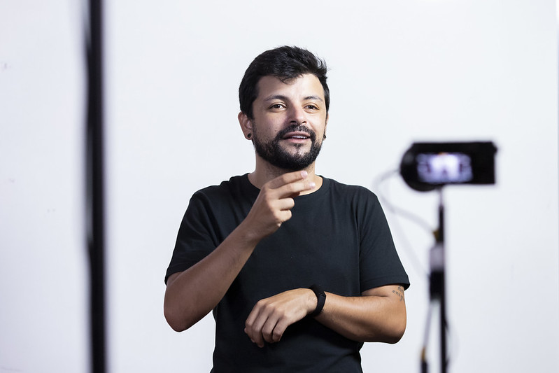 Festival de Curitiba leva acessibilidade para o teatro e mostra que tradutores de libras também são artistas